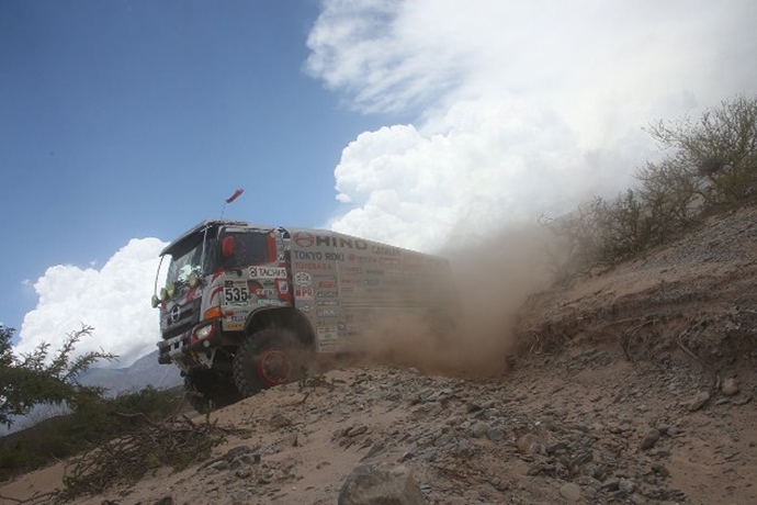 Impressive Finishes Despite a Flat Tyre in The Rally’s First Off-Road Segment