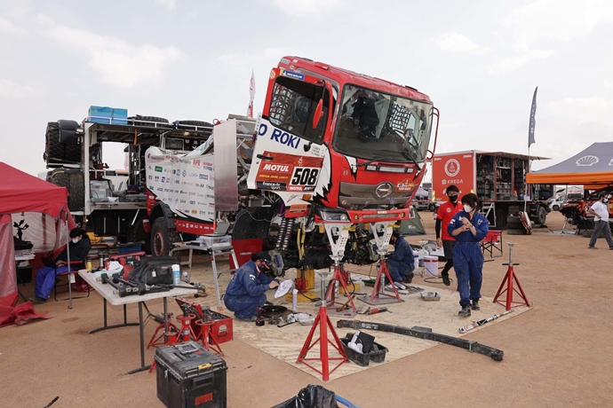 Close to the finish line, we recap Hino Team Sugawara’s gruelling last few stages of the Dakar Rally 2021